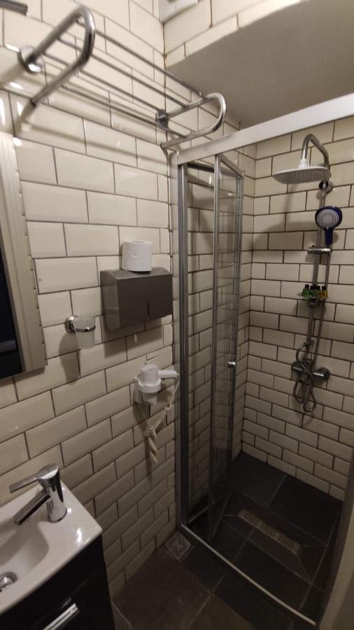 Utarit Hotel Стамбул Экстерьер фото A shower cubicle