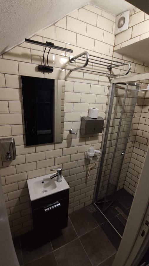 Utarit Hotel Стамбул Экстерьер фото A shower cubicle in a public toilet