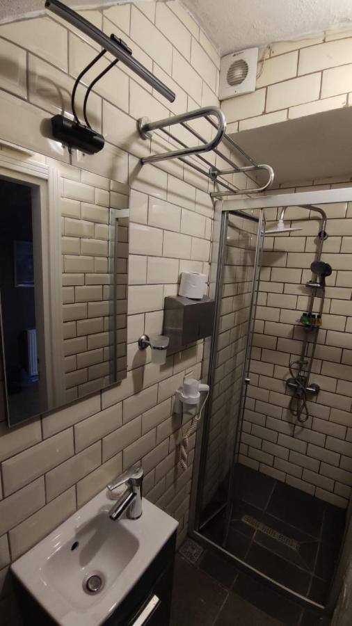 Utarit Hotel Стамбул Экстерьер фото A shower cubicle