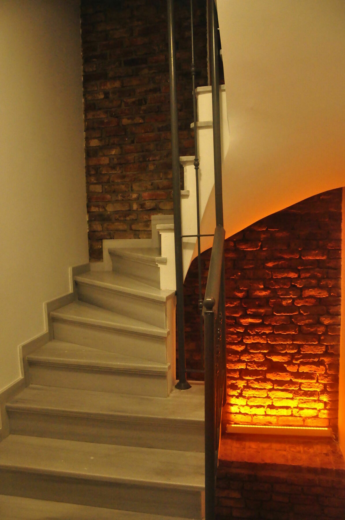 Utarit Hotel Стамбул Экстерьер фото A spiral staircase