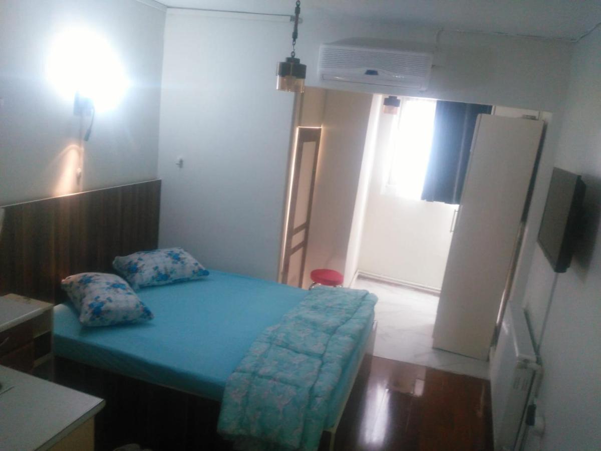 Utarit Hotel Стамбул Экстерьер фото A bedroom in a boarding house in the Philippines